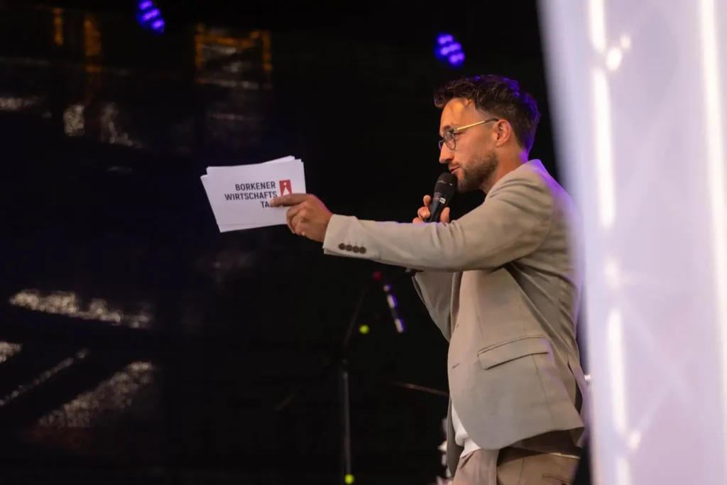 Moderator Phil Dienberg auf der Bühne bei den Borkener Wirtschaftstagen