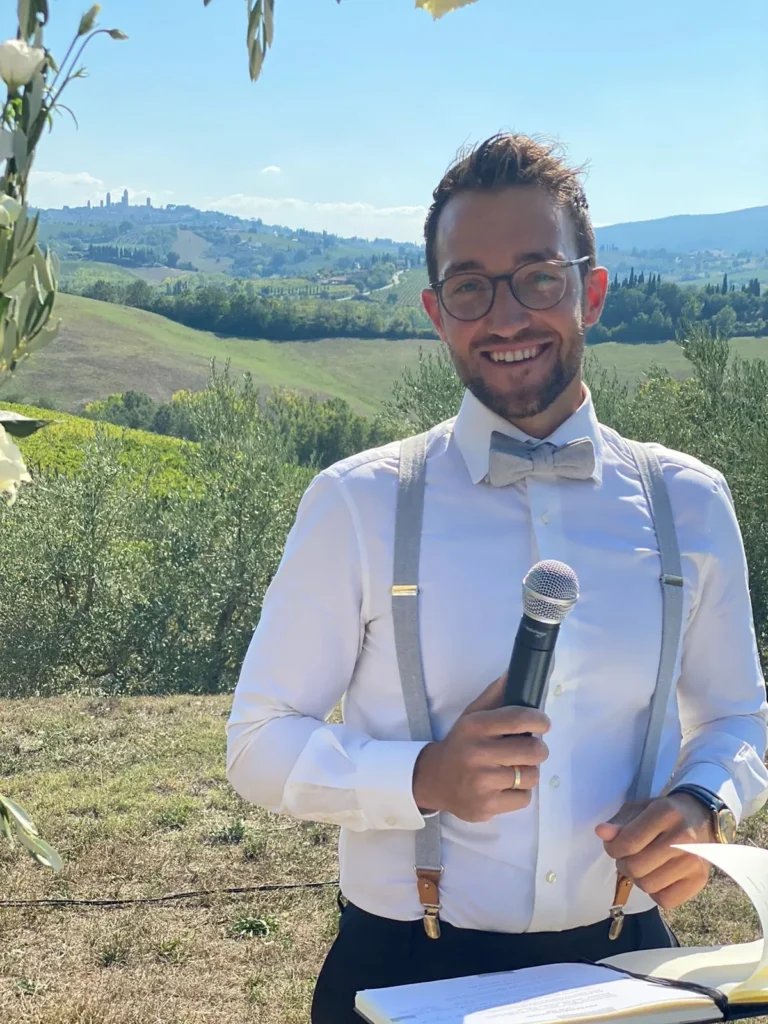 Trauredner Phil Dienberg mit Mikrofon bei einer Hochzeit