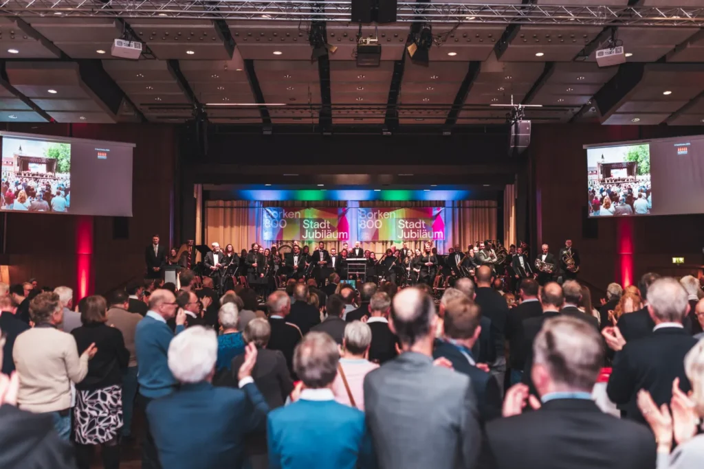 Großer Saal mit Publikum bei der 800-Jahr-Feier der Stadt Borken