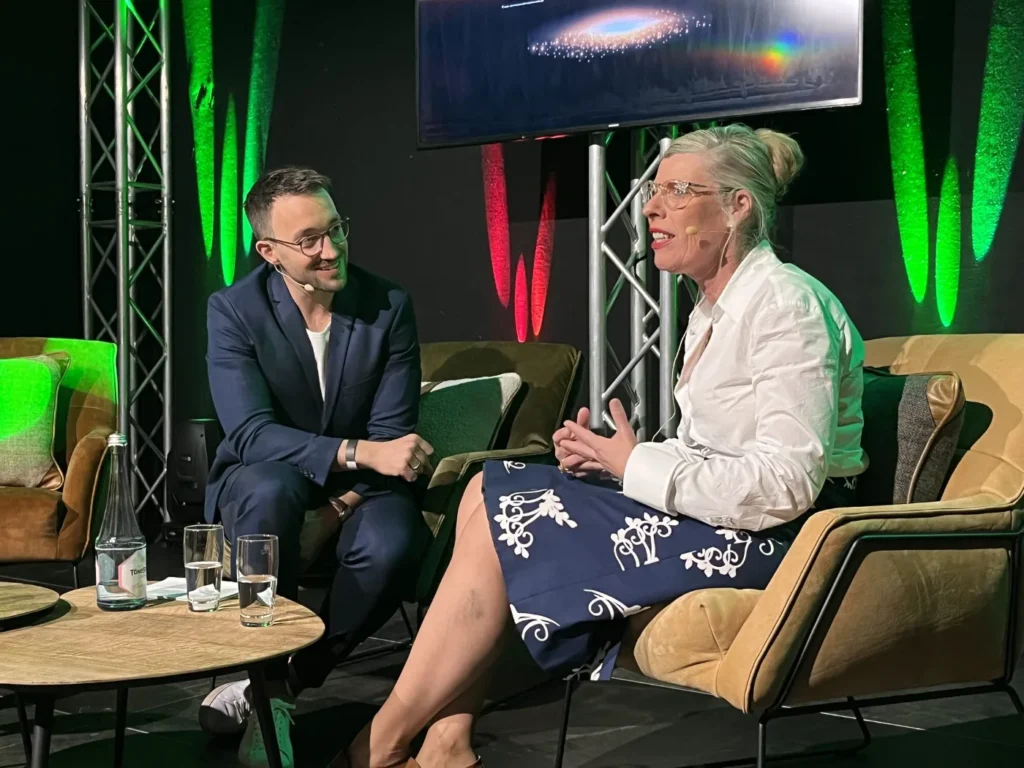 Moderator Phil Dienberg interviewt eine Gästin im Sessel beim Talkabend in Borken